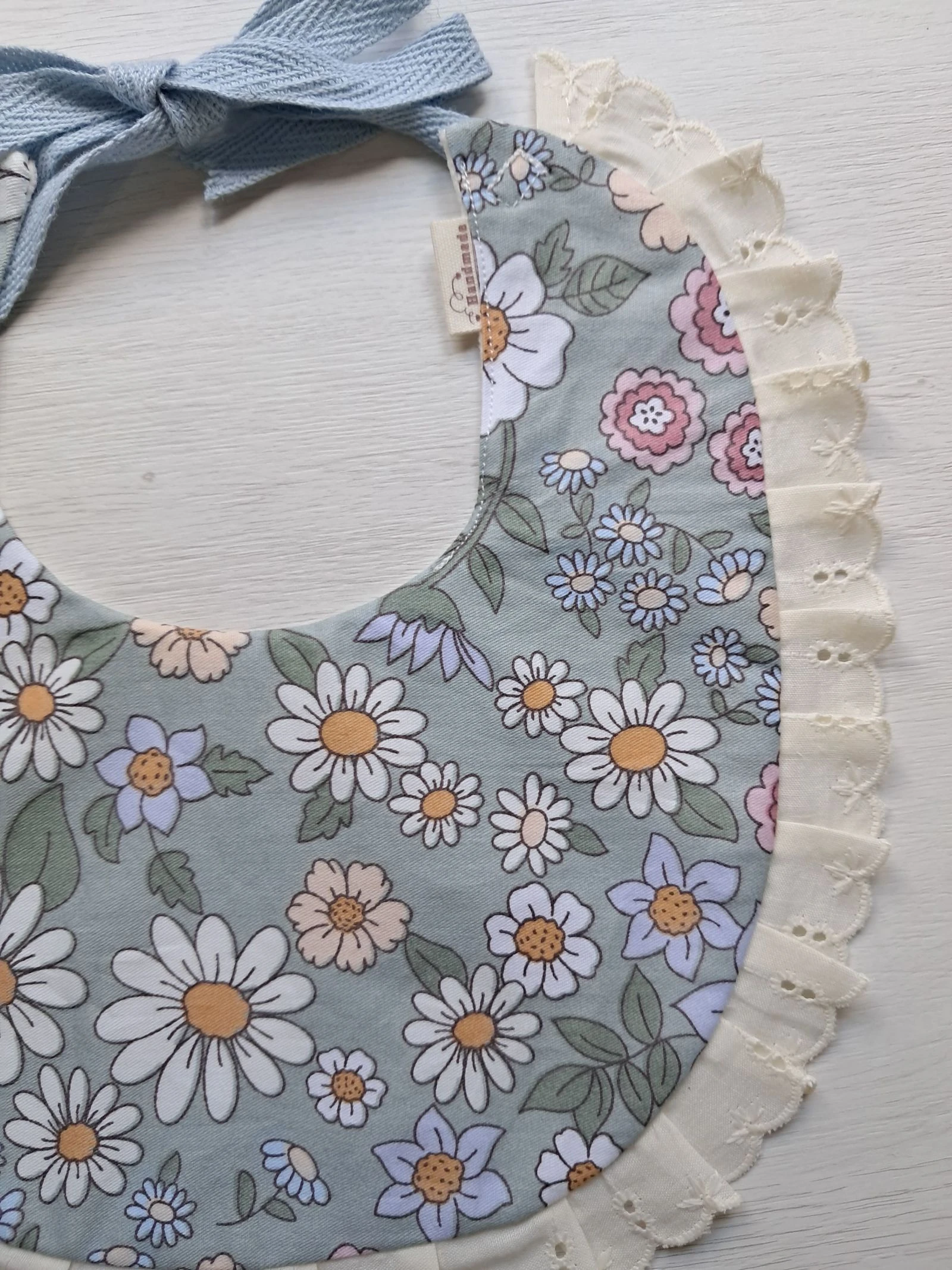 Floral bib neck – photo 3
